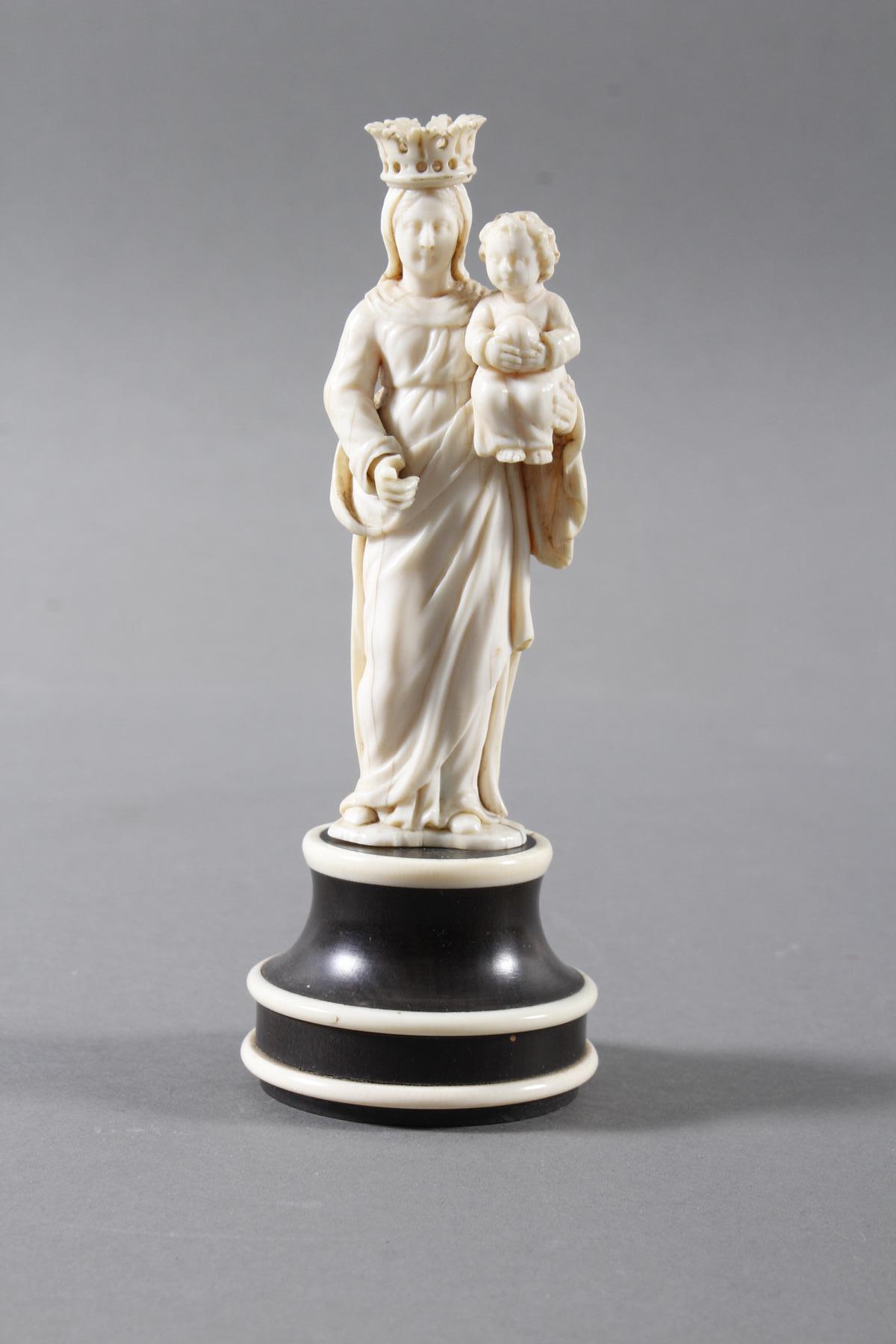 Elfenbeinschnitzerei „Maria mit dem Jesuskind“  Frankreich 18. Jahrhundert