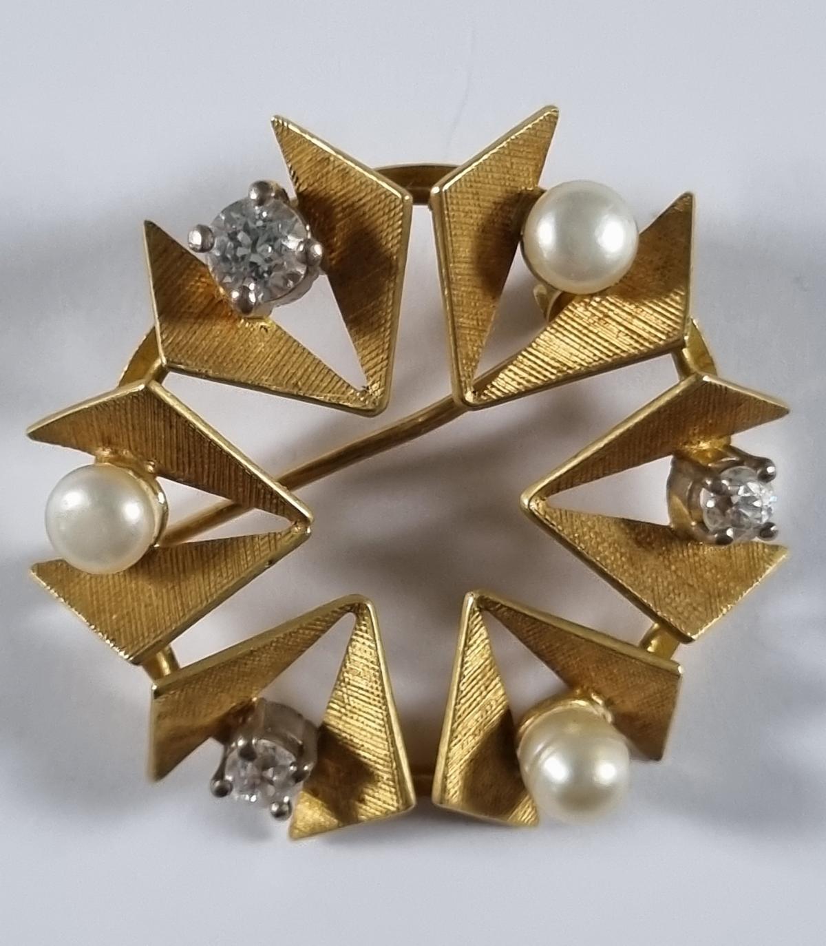 Brosche mit Perlen und Diamanten, 18 Karat Gelbgold