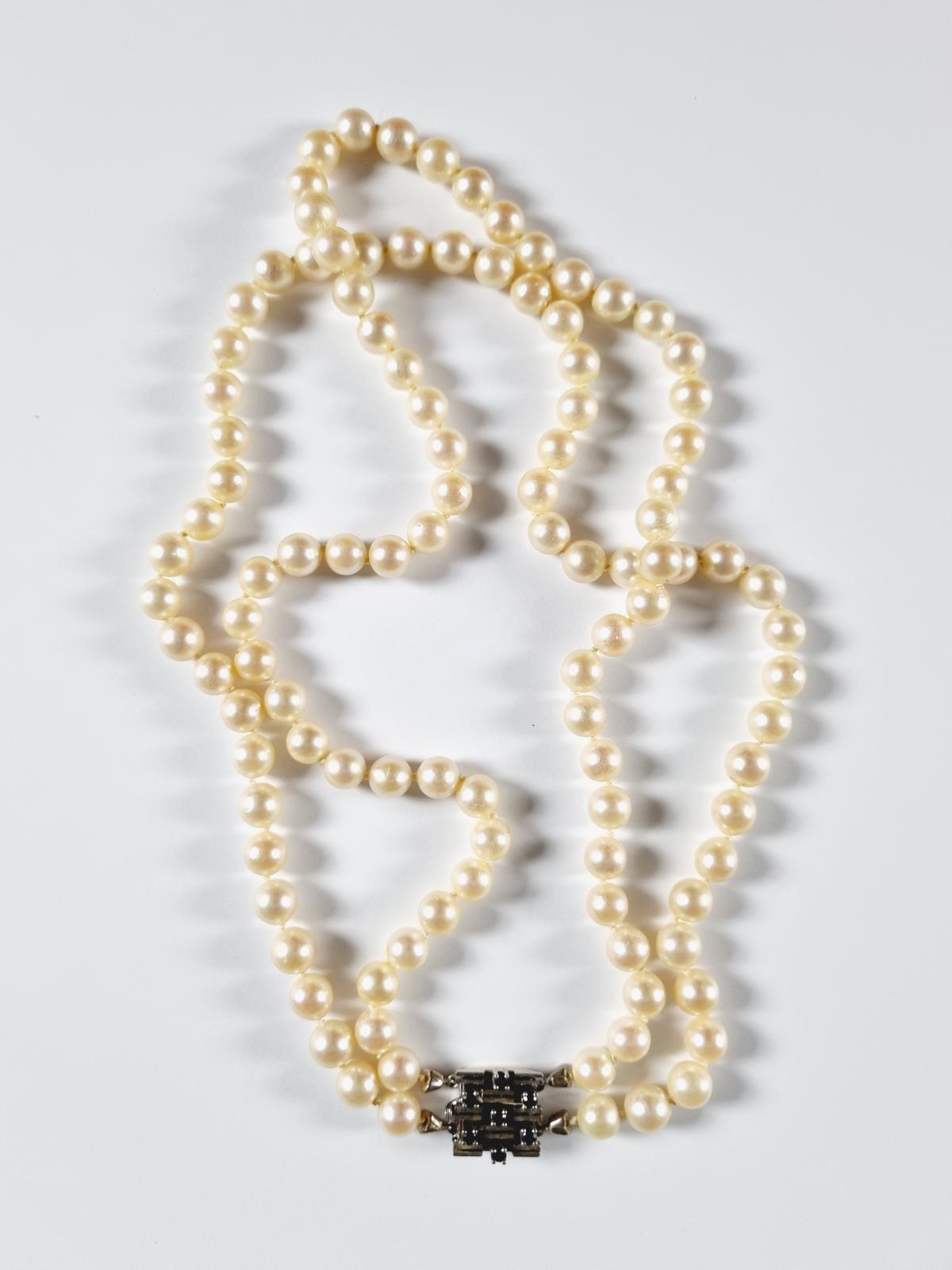 Perlenkette mit 14 Karat Weißgoldverschluß, besetzt mit Saphiren