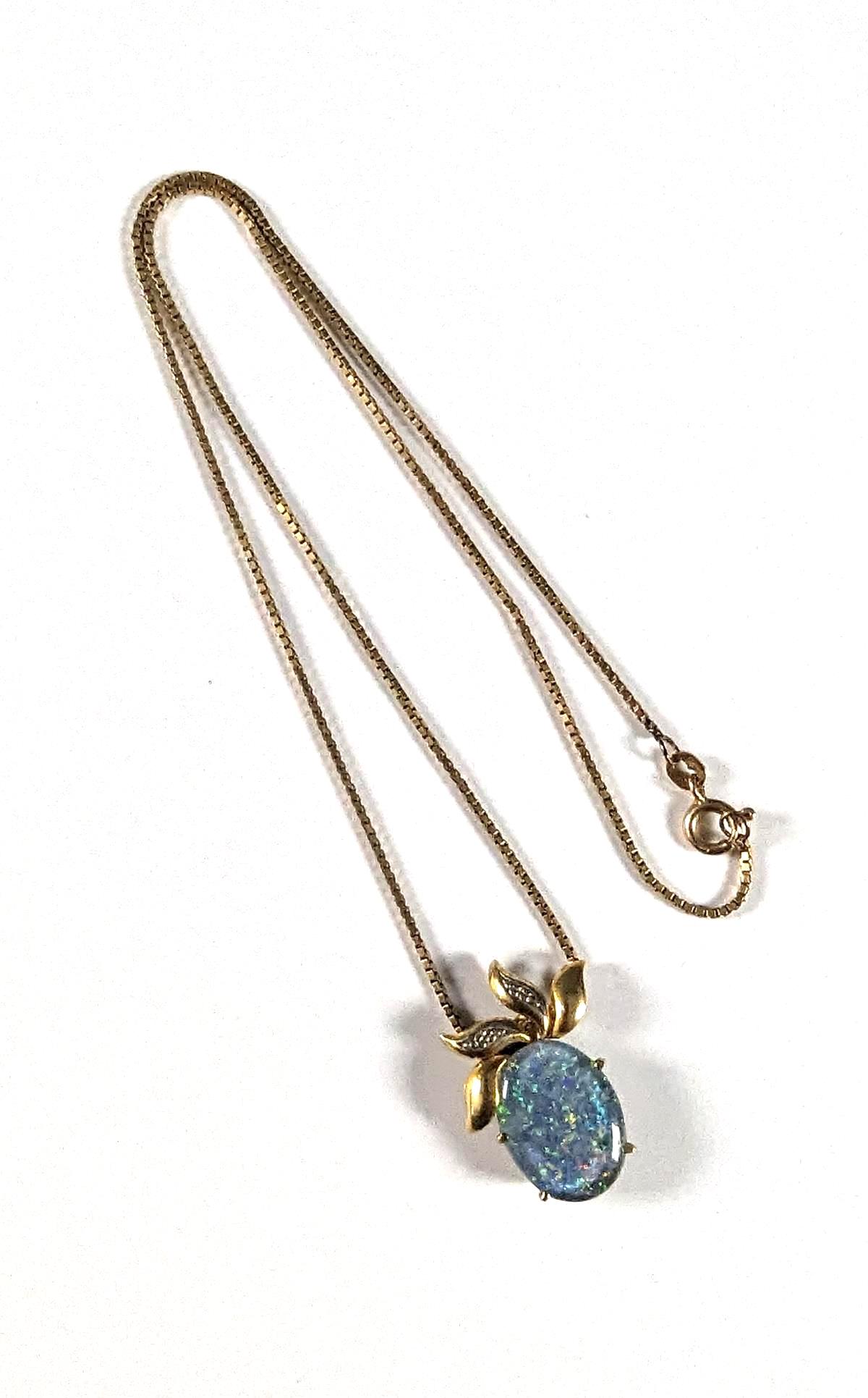 Halskette mit Opalanhänger aus 14 Karat Gelbgold