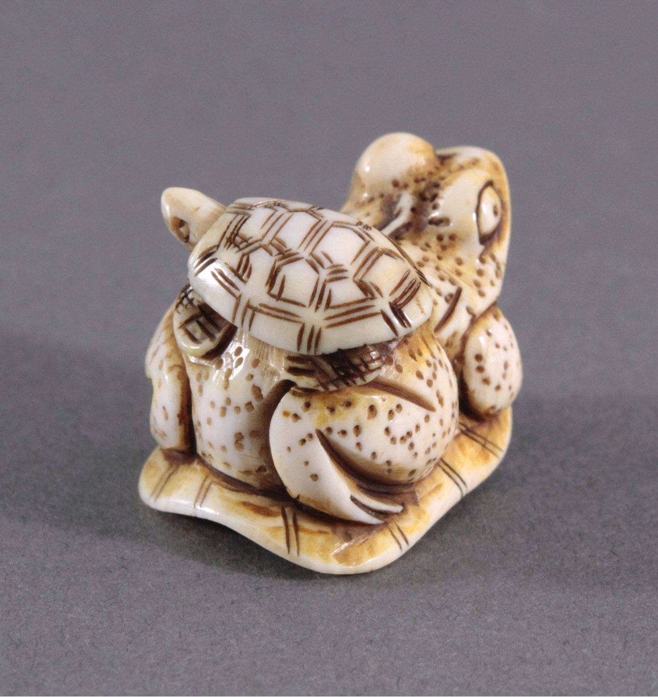 Netsuke, China, Mitte 20. Jh., Elfenbein geschnitzt ...