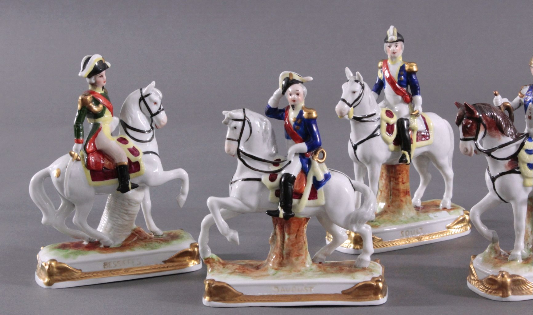 Scheibe-Alsbach, Porzellan Reiterfiguren. 7 Stück | Badisches Auktionshaus