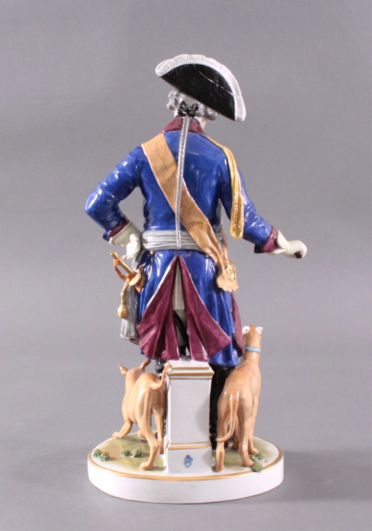 Große Porzellanfigur, „Friedrich der Große mit Hunde“ Badisches