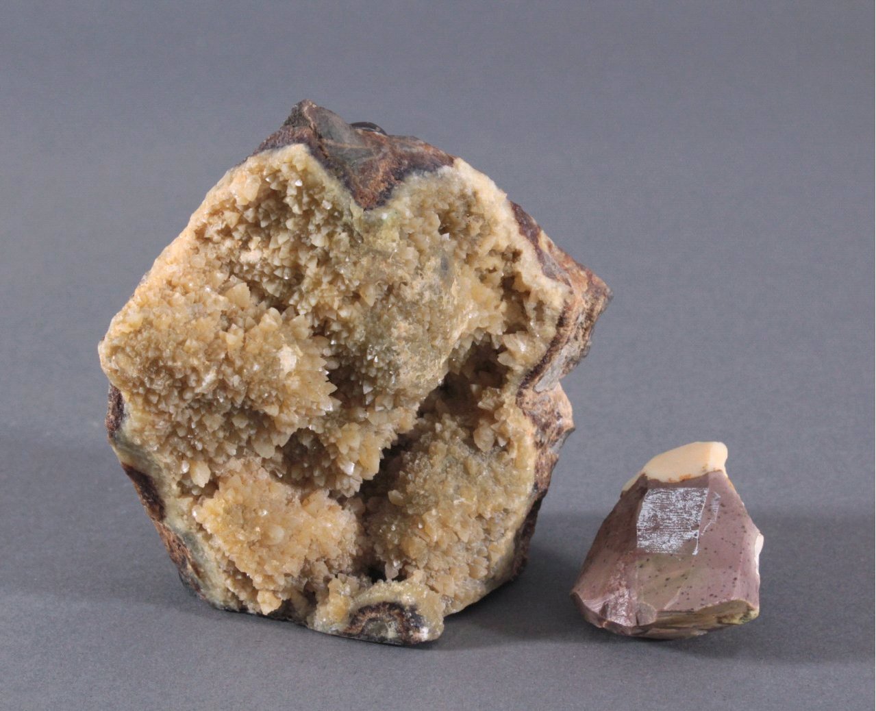 Achat und Opal Geode mit geschliffenen Frosch-Skulpturen | Badisches ...