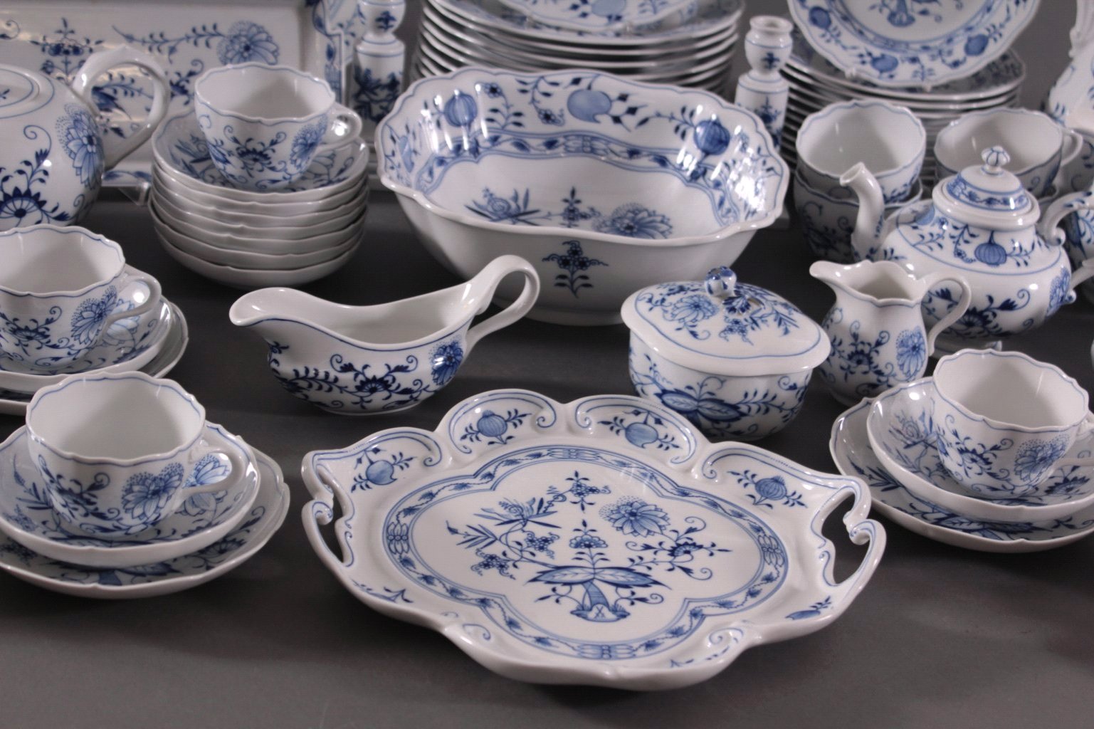Auktion » Porzellan Meissen „Zwiebelmuster“, Service-Teile, II. Wahl