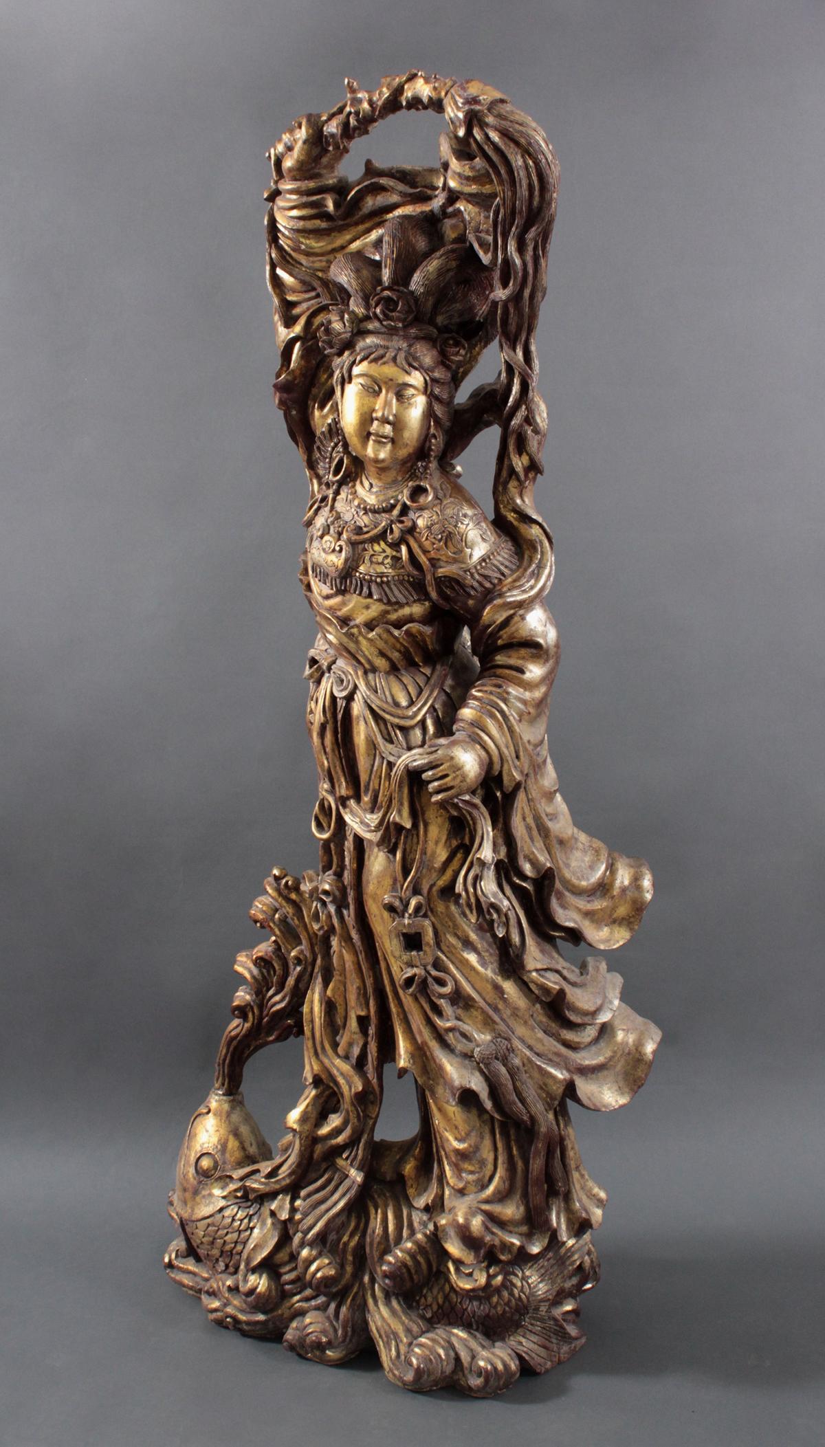 Prächtige chinesische Holzfigur. Guanyin um 1900 | Badisches Auktionshaus