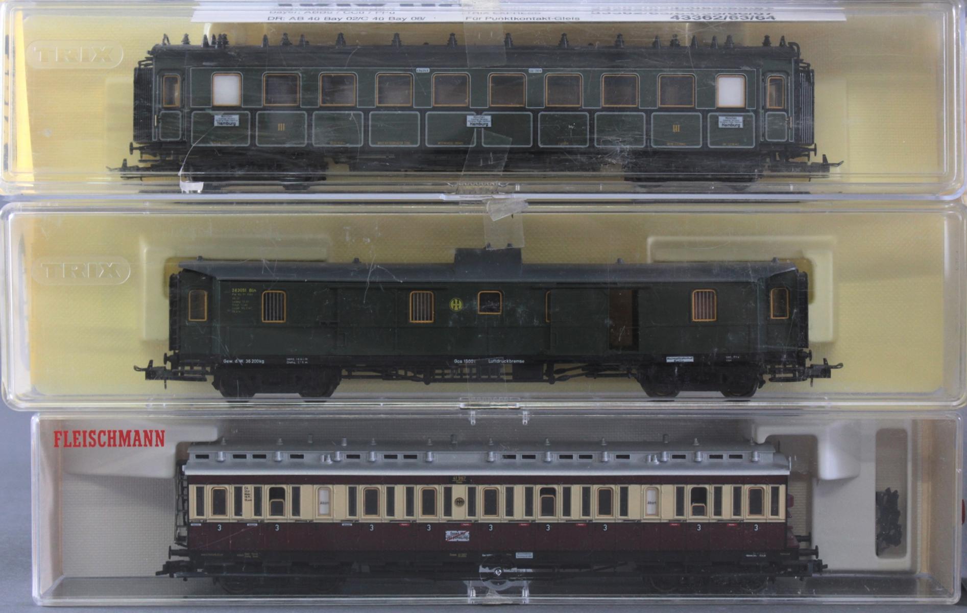 Roco E-Lok 7166 mit 3 Fleischmann und 3 Trix Waggons, Spur H0 ...