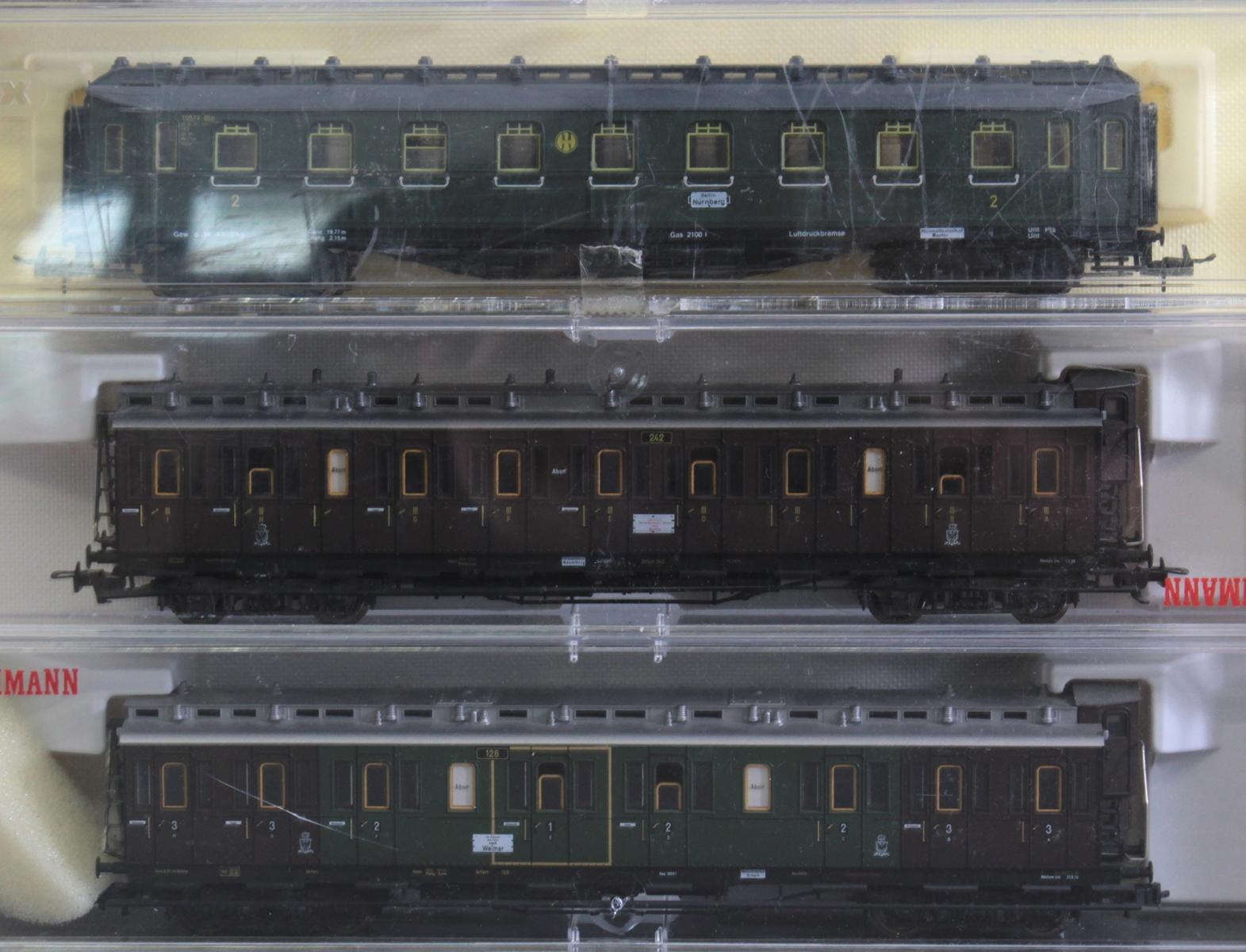 Roco E-Lok 7166 mit 3 Fleischmann und 3 Trix Waggons, Spur H0 ...