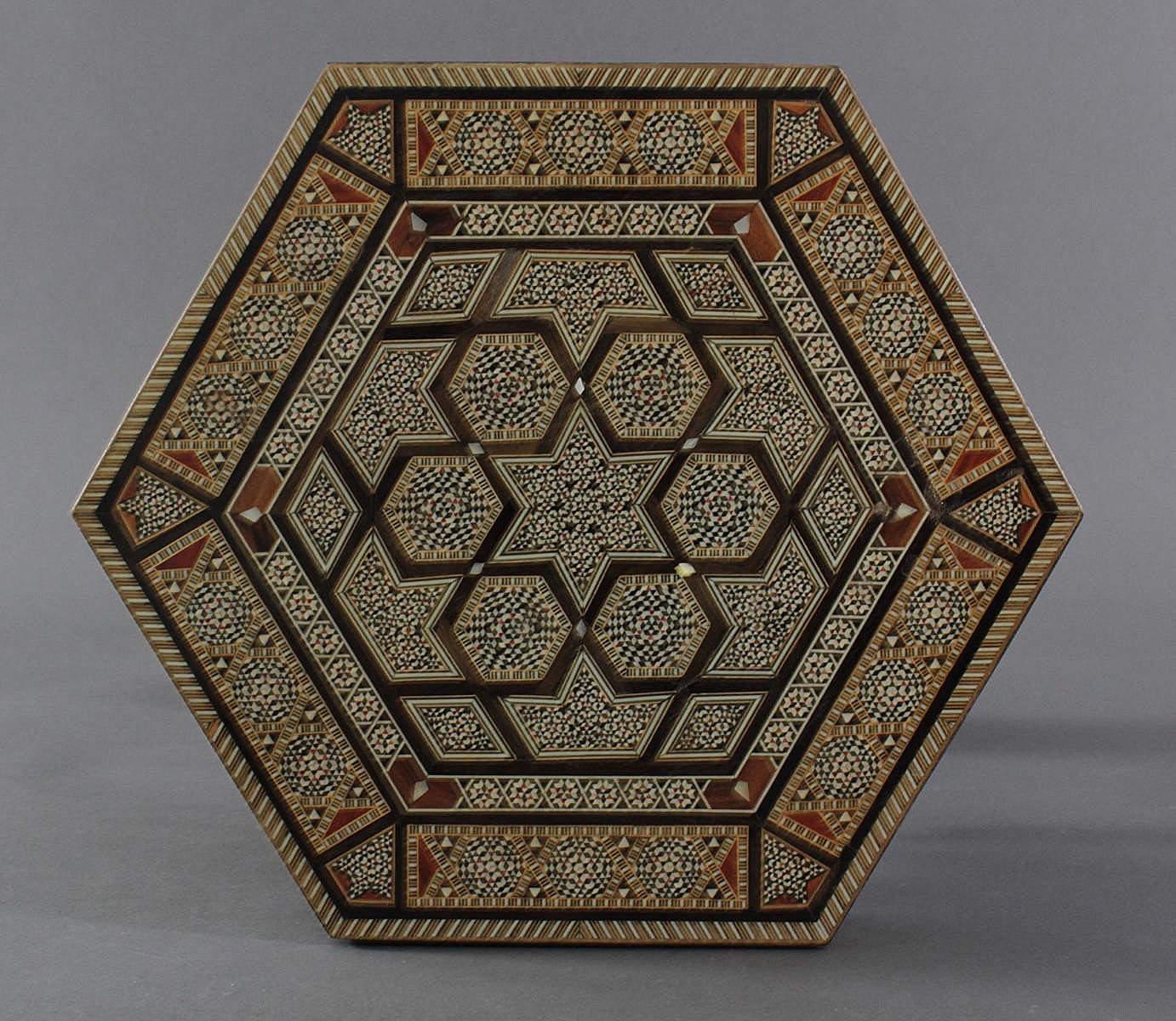 Zwei orientalische Beistelltische | Badisches Auktionshaus