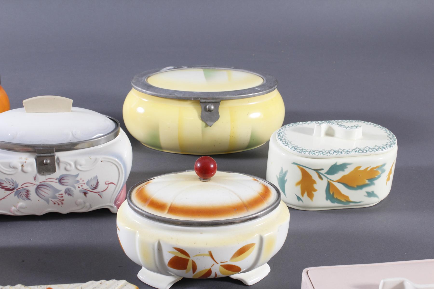 10 Keramik Gebäck- / Aufbewahrungsdosen | Badisches Auktionshaus
