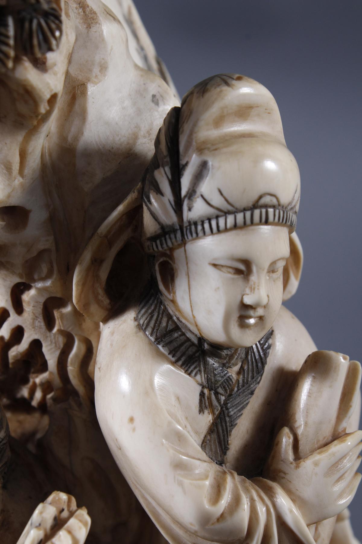 Elfenbeinschnitzerei, Figurengruppe von drei Hofangestellten in feinen