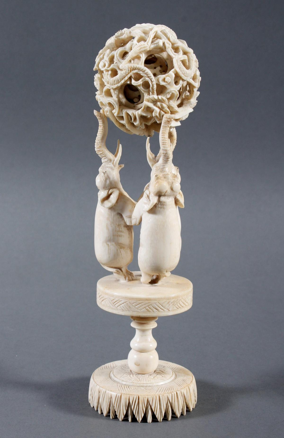 Elfenbeinschnitzerei Drei auf einem Podest stehenden Elefanten