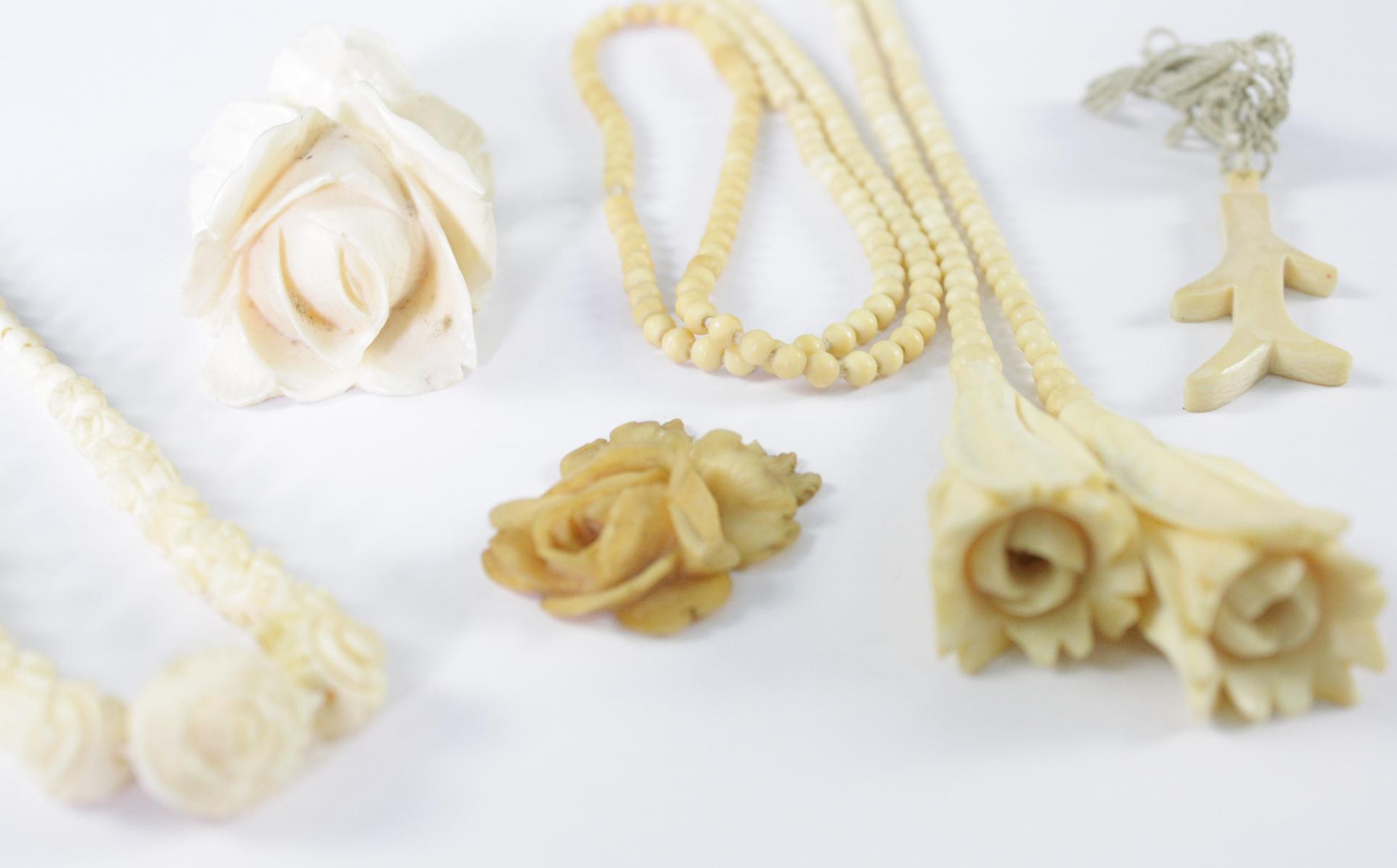 Konvolut antiker Elfenbeinschmuck, 5 Stück Badisches