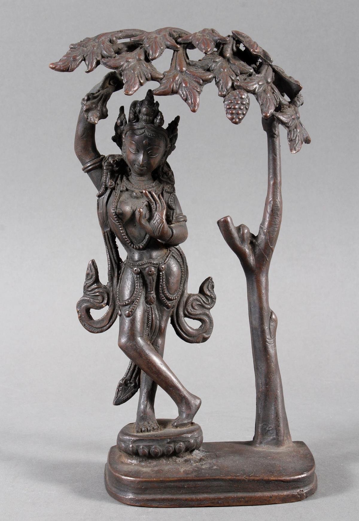 Indische Gottheit unter einem Baum auf Lotospodest stehend , 19. / 20. Jahrhundert