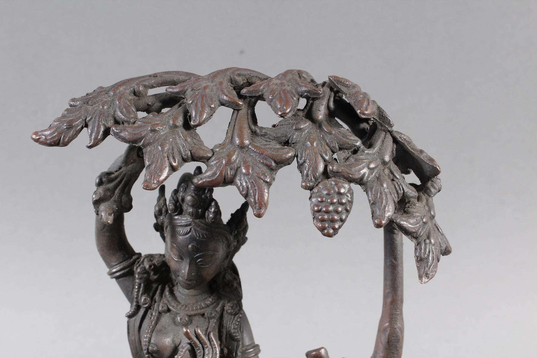 Indische Gottheit unter einem Baum auf Lotospodest stehend , 19. / 20. Jahrhundert-4