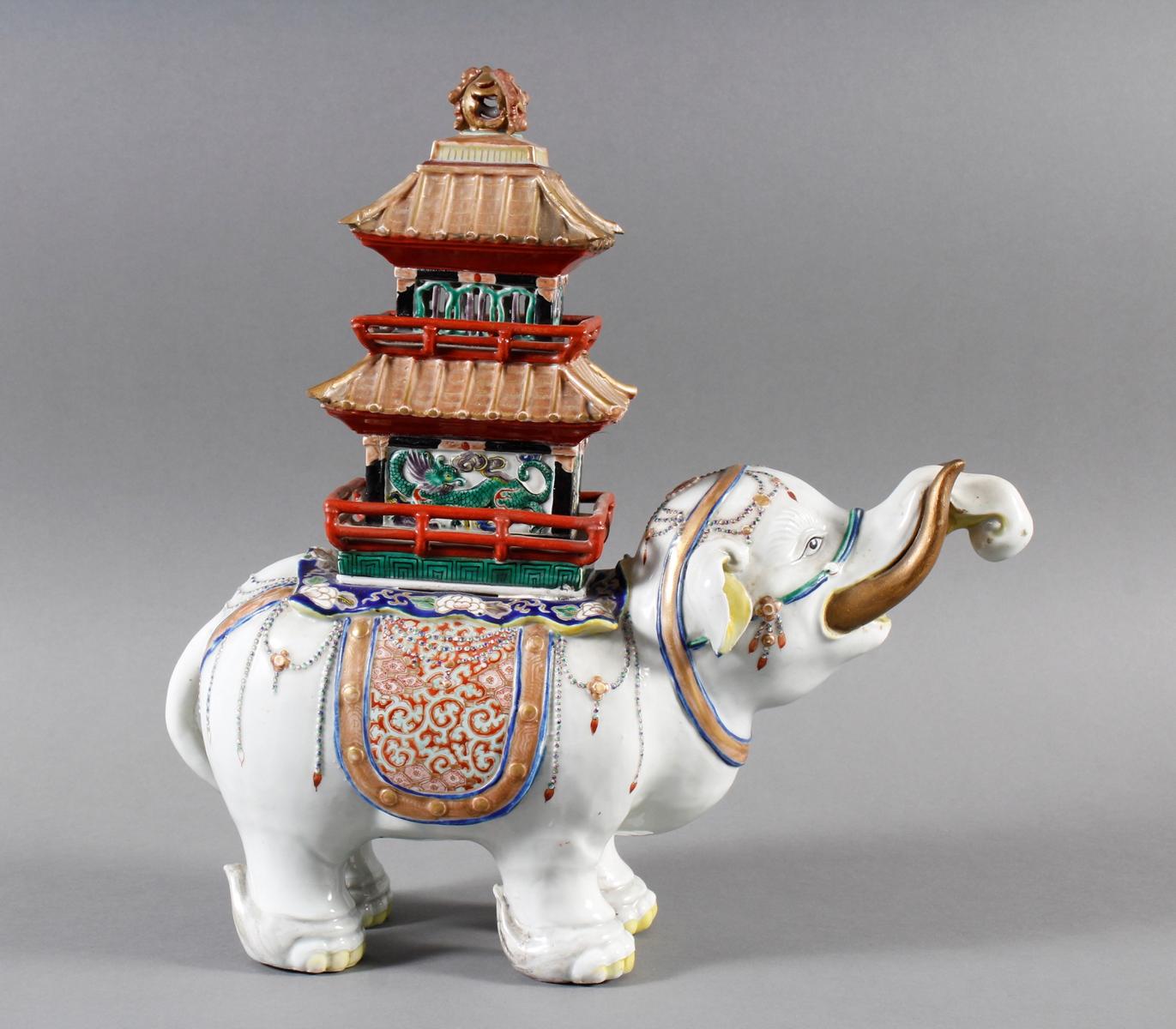 Porzellanelefant mit Pagode auf dem Rücken. China 18./19. Jahrhundert