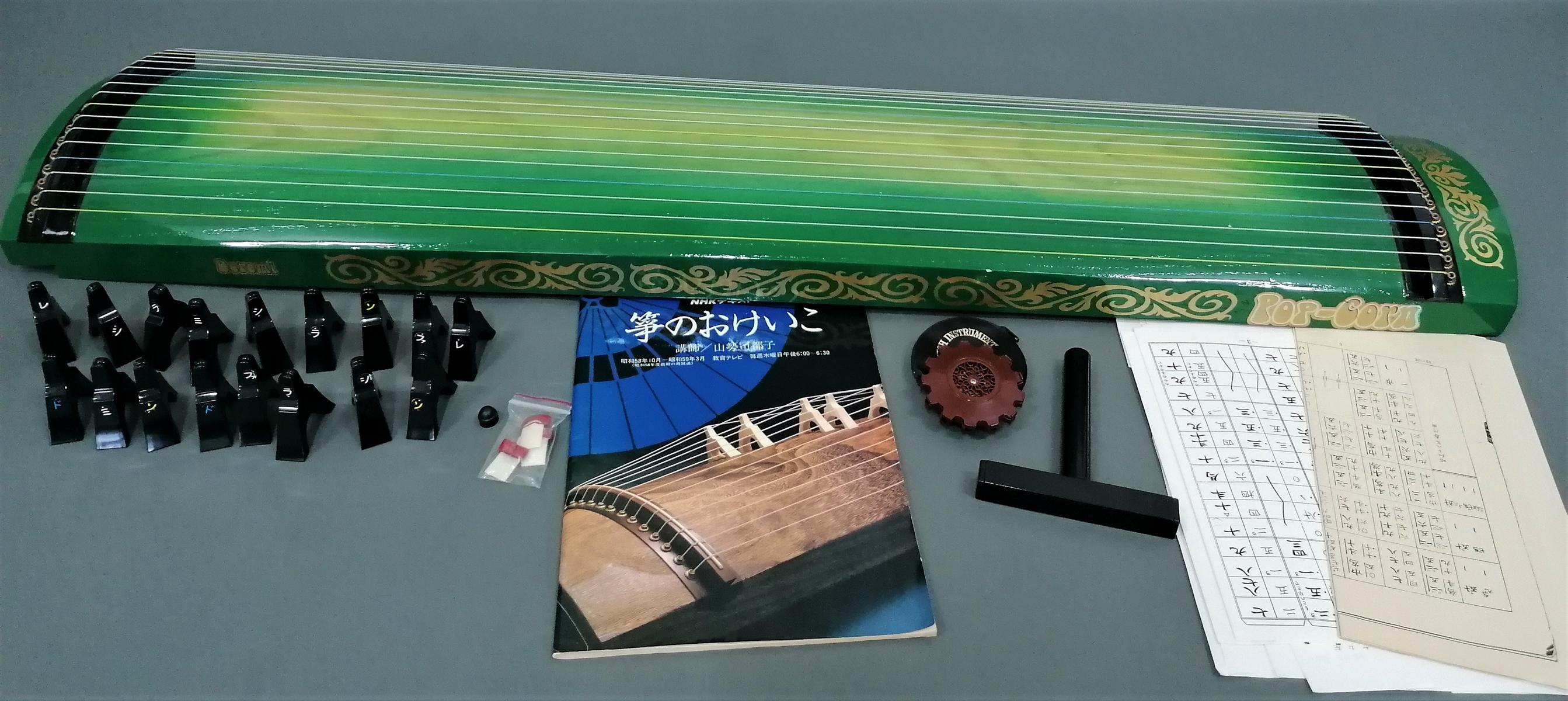 Japanisches Musikinstrument Zither-Koto der Marke Pop-Corn aus Holz ...