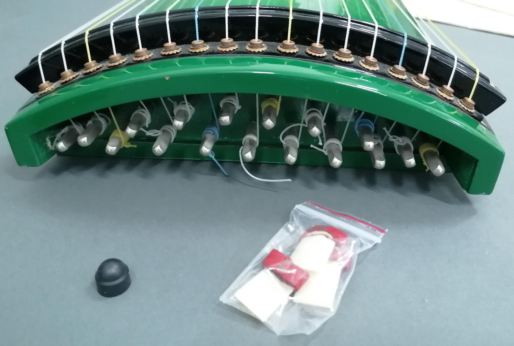 Japanisches Musikinstrument Zither-Koto der Marke Pop-Corn aus Holz ...