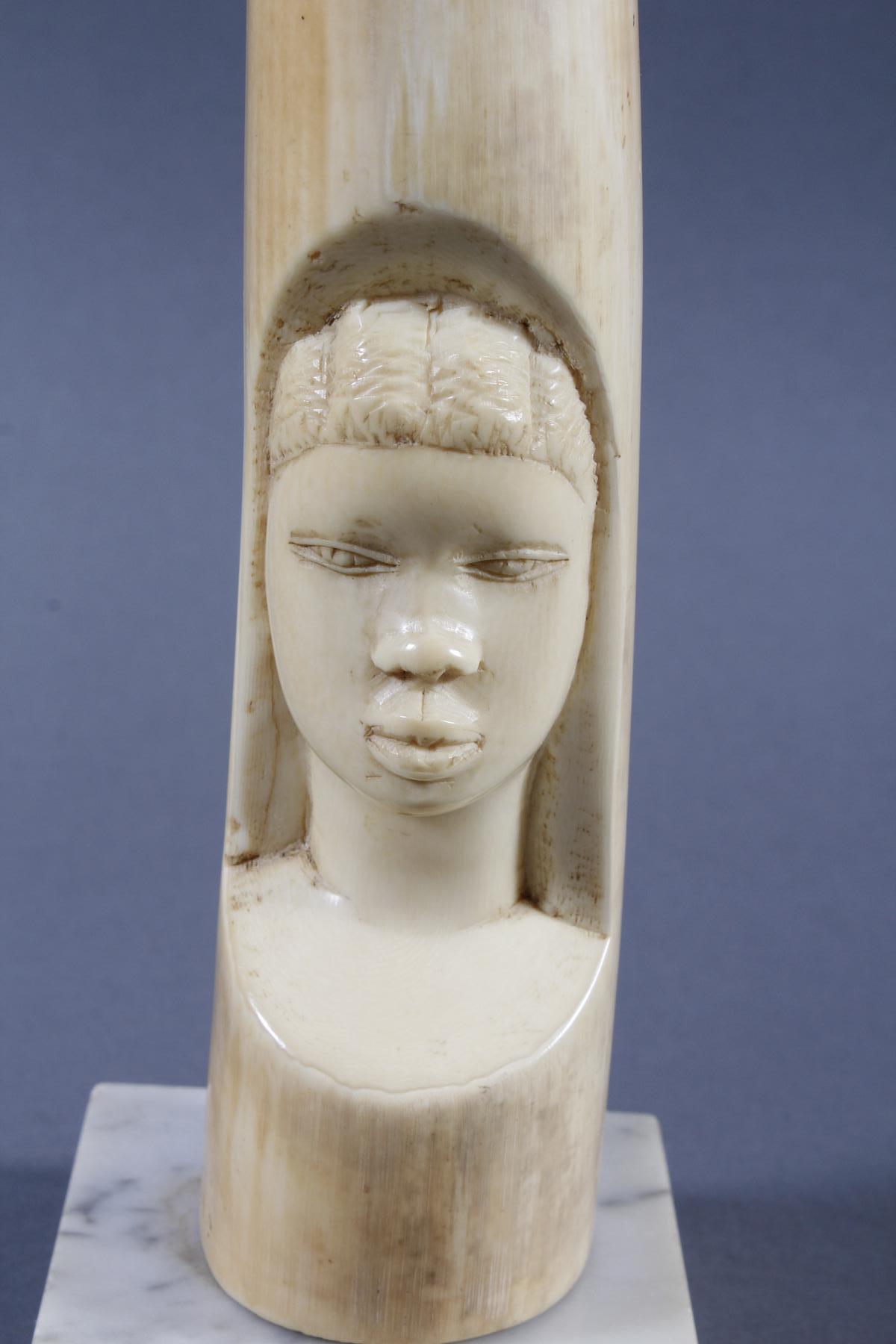 Elfenbeinschnitzerei auf Marmorsockel montiert, Afrika um 1930