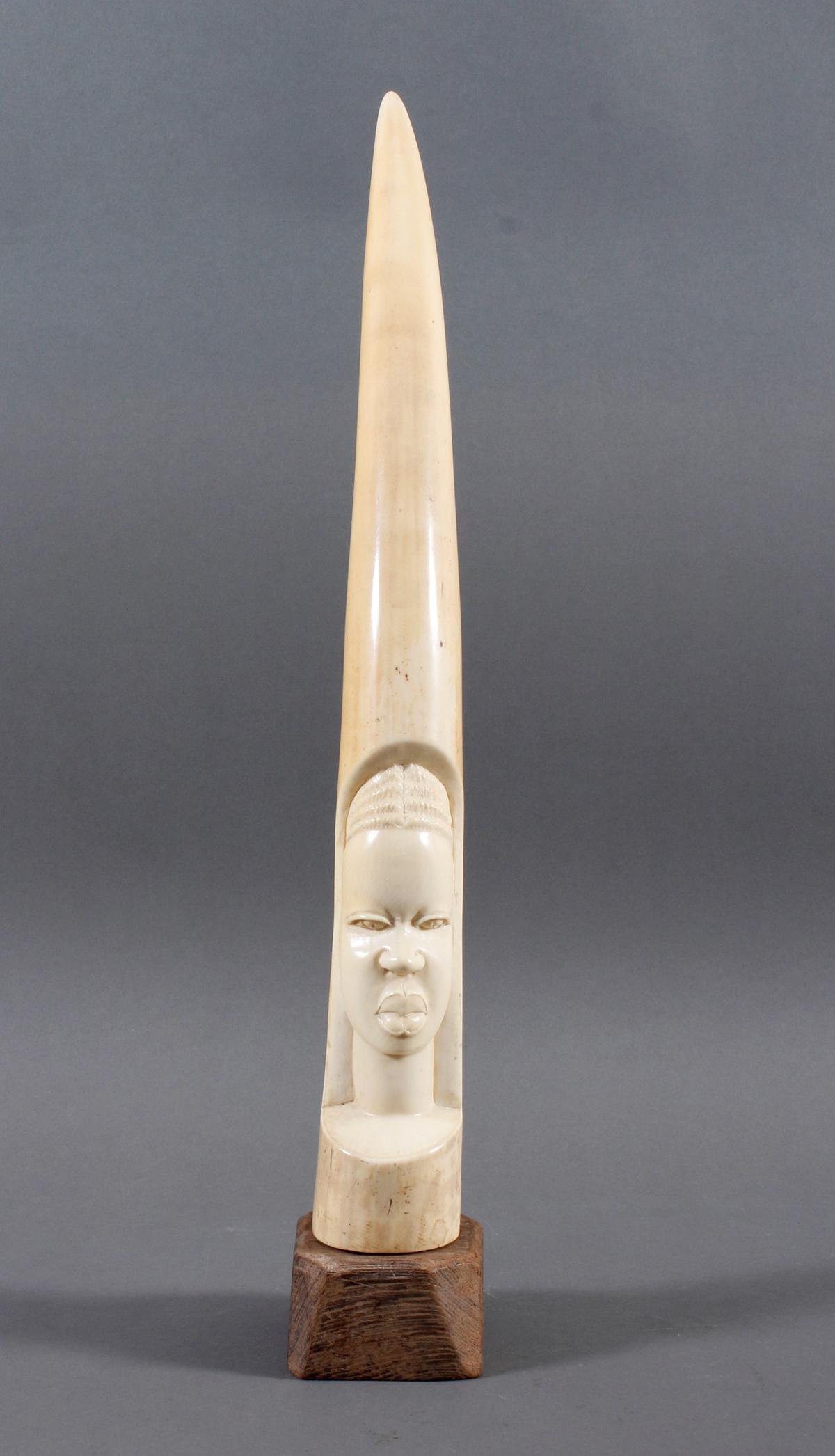 Elfenbeinschnitzerei auf Marmorsockel montiert, Afrika um 1930