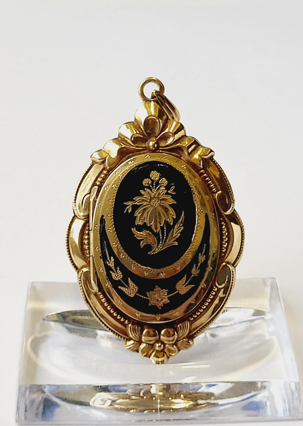 Medaillon als Anhänger um 1900, 14 Karat Gelbgold