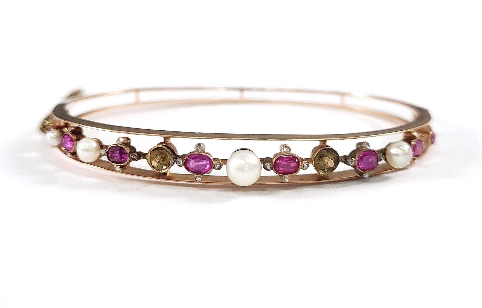 Armreif mit Perlen und facettierten Amethysten, 14 kt Gelbgold