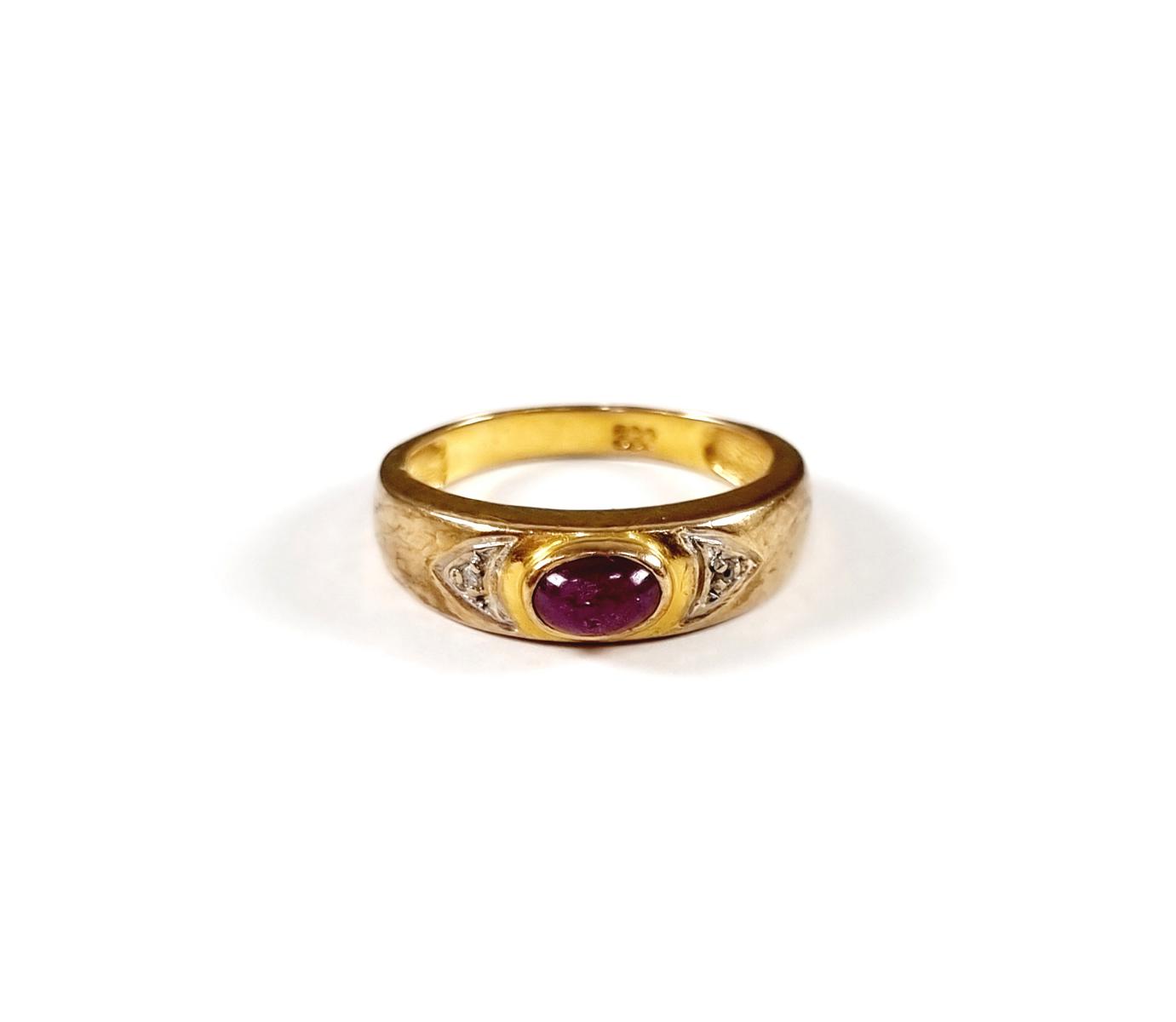 Damenring mit Amethystcabochon und Brilliantsplitter und 8 Karat Gelbgold