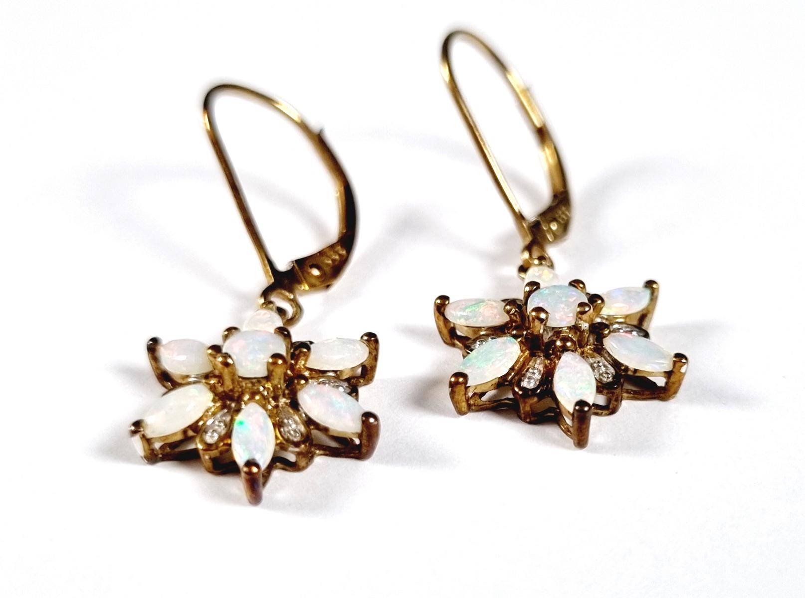 Paar Ohrringe mit Opalen aus 8 Karat Gelbgold