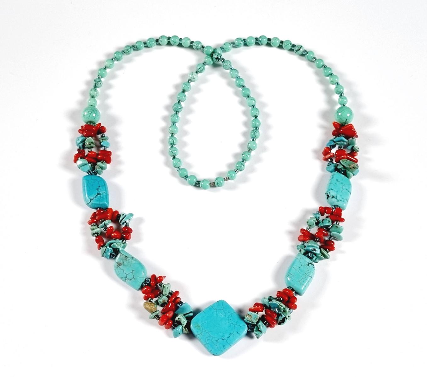 Halskette aus Türkiesen, Koralle und Glasperlen