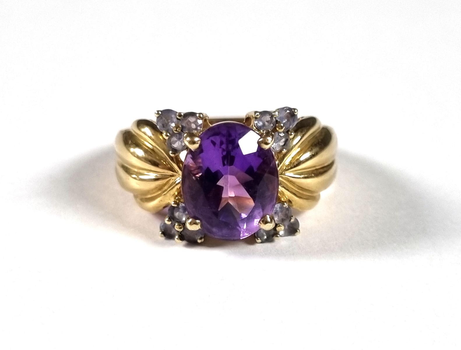 Damenring mit Diamanten und Amethyst, 9 Karat Gelbgold