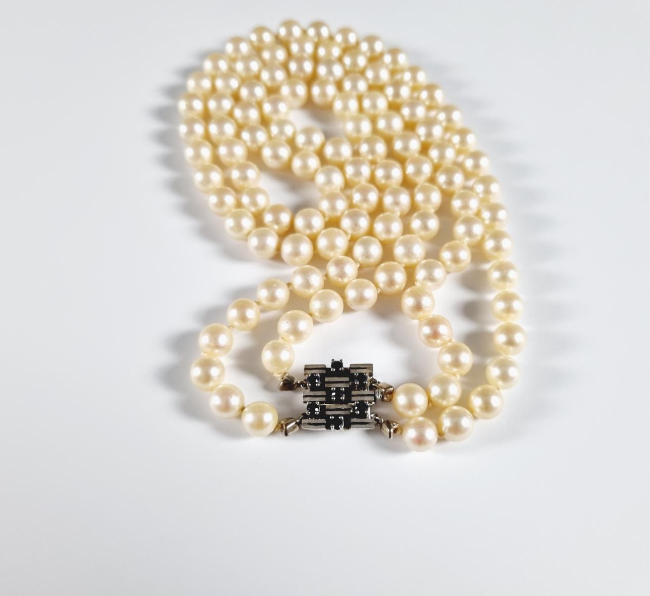 Perlenkette mit 14 Karat Weißgoldverschluß, besetzt mit Saphiren-2