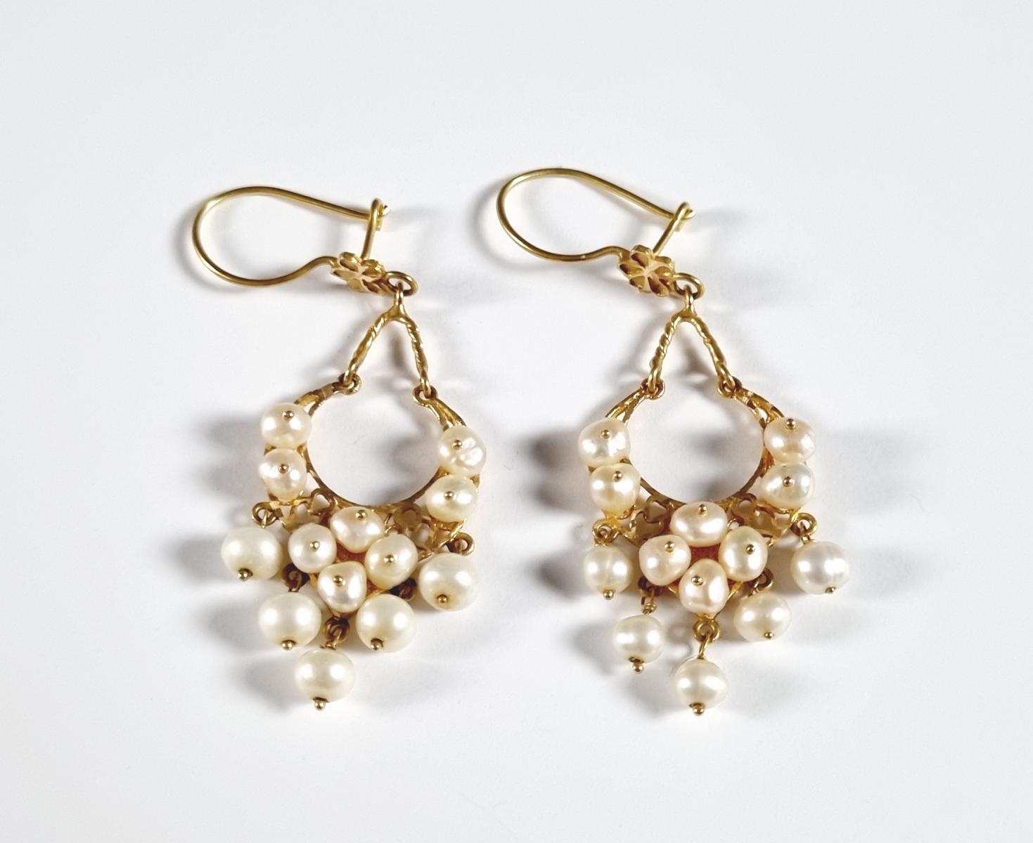 Paar Ohrgehänge mit Perlen, 18 Karat Gelbgold