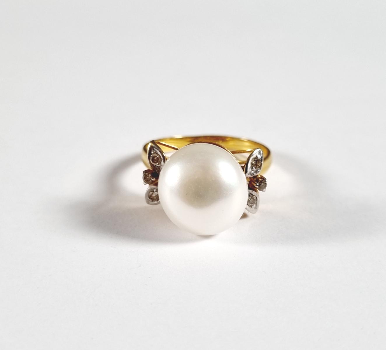 Damenring mit Perle und 6 kleinen Diamanten, 18 Karat Gelbgold-2