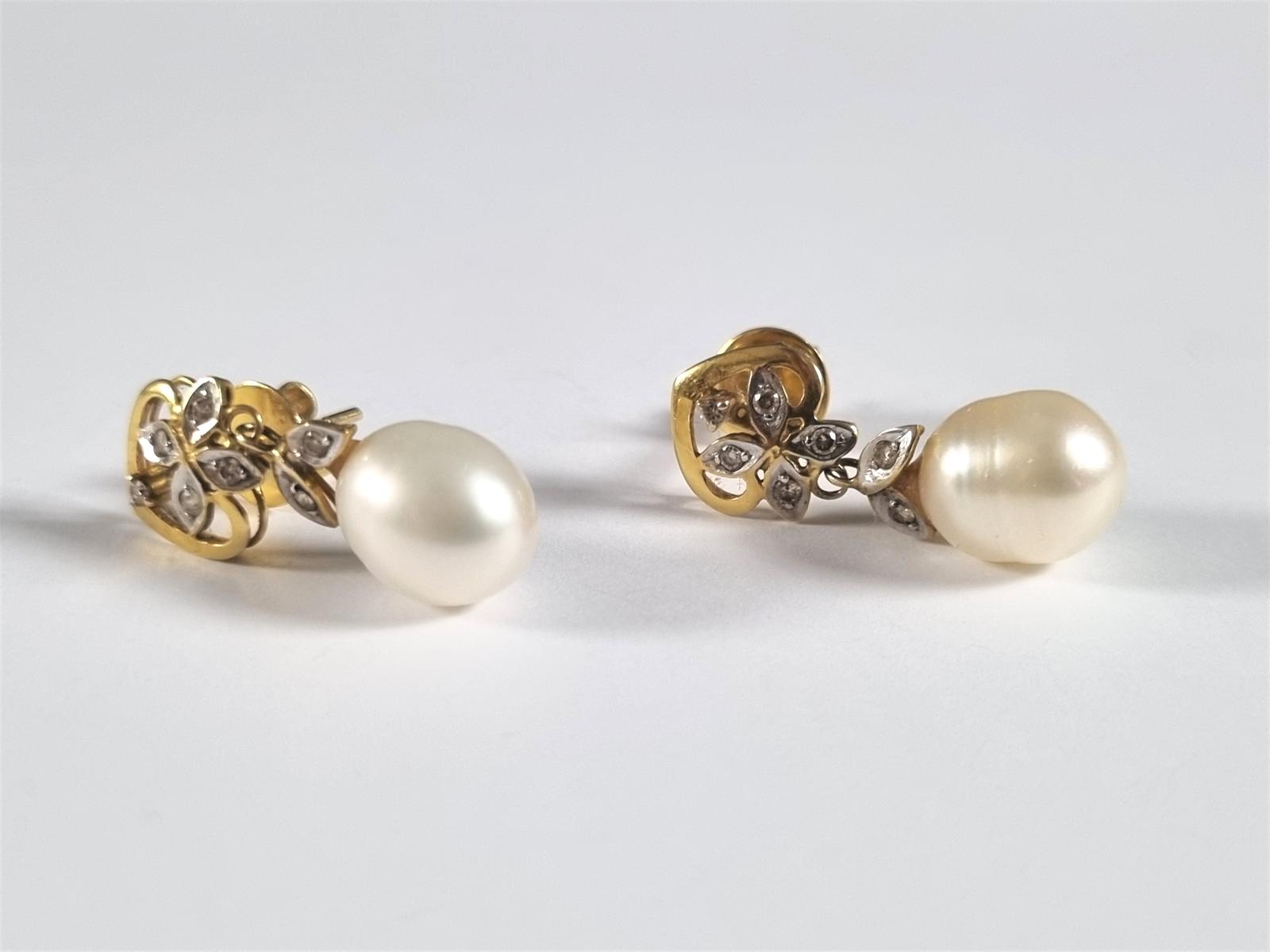 Paar Ohrgehänge mit Perlen und kleinen Diamanten, 18 Karat Gelbgold