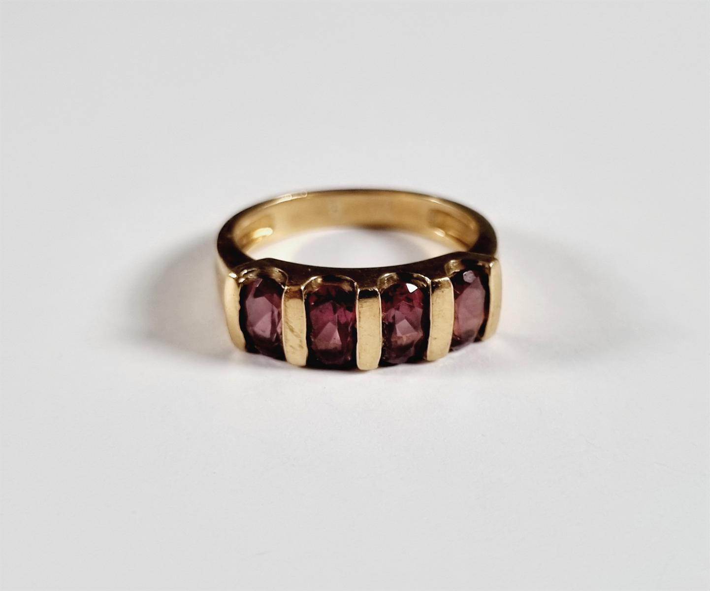 Damenring mit facettierten Amethysten, 9 Karat Gelbgold